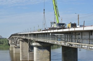 В Омске мост им. 60-летия ВЛКСМ готовят к установке новых тротуарных плит